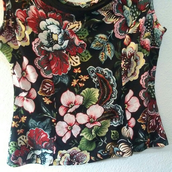 Flower designed black top - Picture 3 of 3